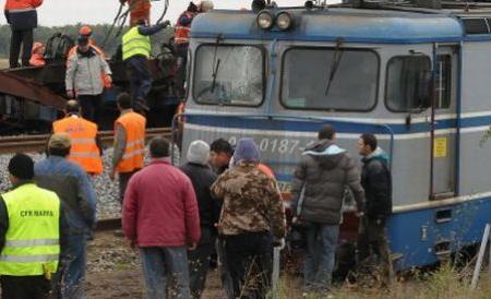 Şapte răniţi, după ce o drezină s-a ciocnit cu un marfar. Locomotiva marfarului rămăsese fără motorină