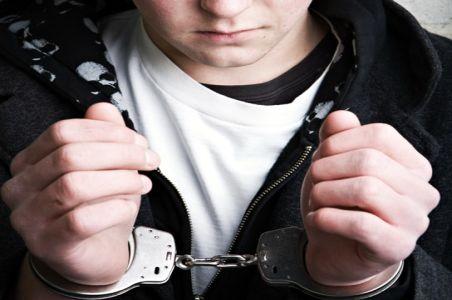 Un adolescent a fost arestat pentru comiterea a peste 50 de infracţiuni
