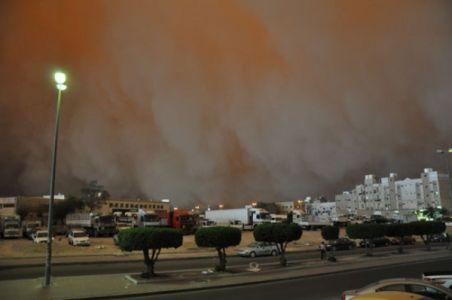 Imagini apocaliptice în Kuwait. Oraşul Al Ahmadi, înghiţit de un nor de nisip