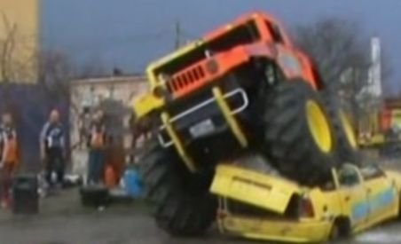 Un monster truck, maşini turate la maxim şi cascadorii alese pentru oamenii din Gherla
