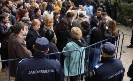  Profesorii din Botoşani şi Suceava protestează în faţa Ministerului Educaţiei