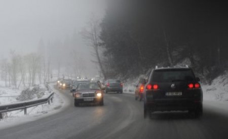 Circulaţie rutieră în condiţii de iarnă, pe mai multe drumuri naţionale