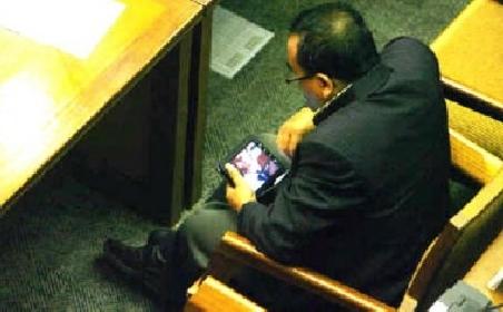 Un parlamentar din Indonezia a demisionat după ce a fost prins vizionând imagini porno în Parlament