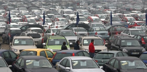 Românii au cumpărat cu 50% mai puţine maşini faţă de anul trecut