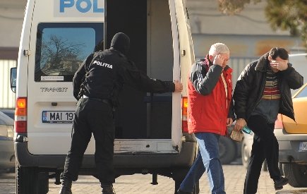 Descinderi la Caraş-Severin. Mascaţii au reţinut patru persoane implicate în contrabanda cu ţigări
