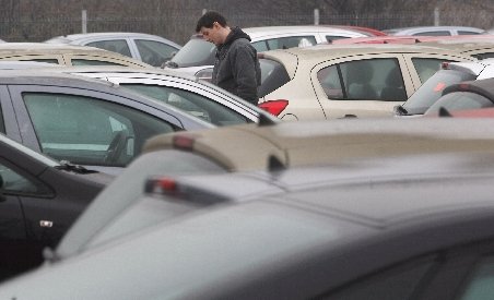 Românii nu-şi mai cumpără maşini noi. Piata auto, în scădere cu 17%