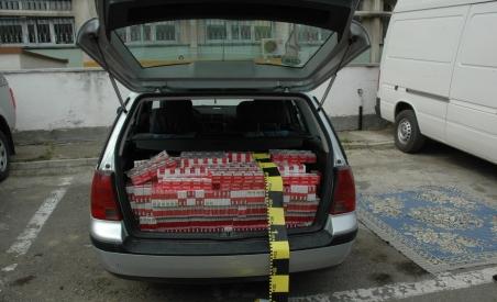 Un poliţist sucevean, prins cu 3.000 de pachete de ţigări de contrabandă