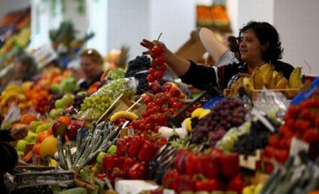 Se scumpesc alimentele din cauza vremii nefavorabile şi lipsei unei politic agricole