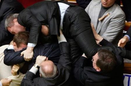 Bătaie în Parlamentul ucrainean: Vicepreşedintele a agresat un coleg