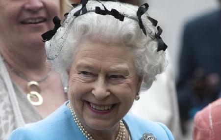 Regina Elisabeta a apărut la un eveniment dedicat grădinăritului, cu o plasa pentru păr pe cap