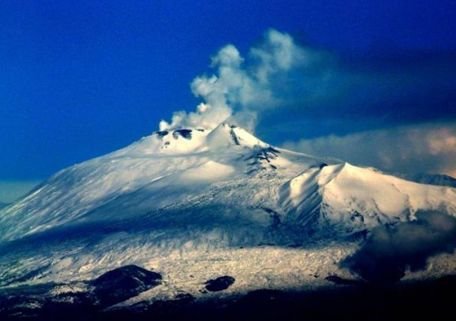 Aeroportul Catania, închis din cauza unui nor de cenuşă eliberat de vulcanul Etna