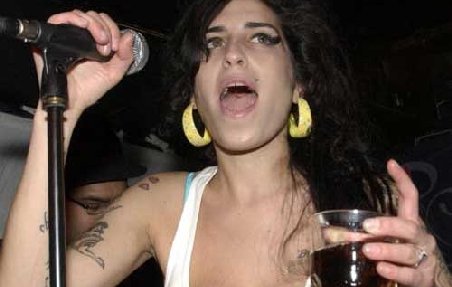 Faze memorabile &quot;marca&quot; Amy Winehouse. Vezi filmuleţe cu artista beată sau drogată în concert