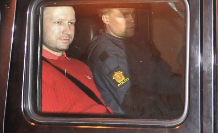 Anders Breivik rămâne încă patru săptămâni în izolare totală. Extremistul vroia să apară în frac la tribunal
