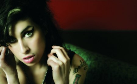Amy Winehouse nu a murit din cauza unei supradoze de droguri: Cântăreaţă avea alcool în corp