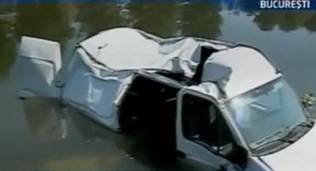 Un bucureştean a plonjat cu maşina în Dâmboviţa din cauza unei guri de canal fără capac