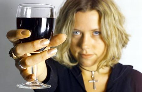 Studiu: Femeile care beau alcool seara îmbătrânesc mai frumos şi sunt mai sănătoase