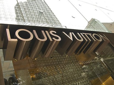 Luxul respinge criza: Louis Vuitton anunţă că nu a scăzut cererea pentru produsele sale în Europa sau SUA