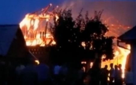 O gospodărie din Maramureş a ars complet într-un incendiu