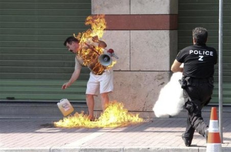 Vieţi distruse şi gesturi extreme: Un grec şi-a dat foc în faţa băncii; nu a obţinut renegocierea ratelor