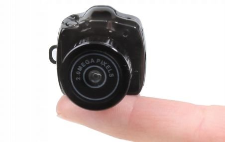 Cel mai mic aparat foto digital din lume, anunţat de Hammacher Schlemmer
