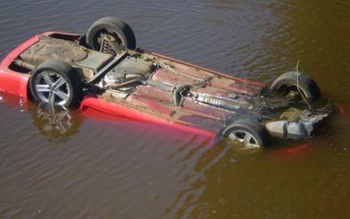 Un tânăr din Vrancea a plonjat cu maşina într-un râu din cauza vitezei. O femeie a fost grav rănită