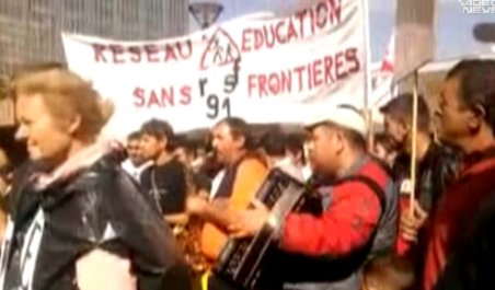 Romii protestează într-o piaţă pariziană pe ritmuri de acordeon: Educaţie fără frontiere şi demnitate