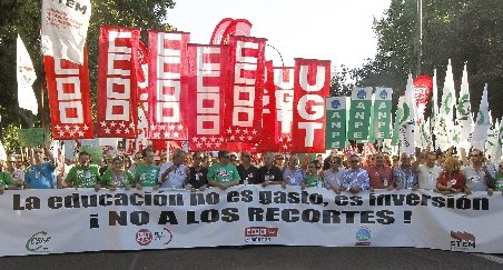 Zeci de mii de profesori şi liceeni au manifestat la Madrid împotriva reducerilor bugetare