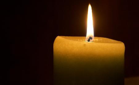 Zeci de oameni au aprins lumânări în memoria baschetbalistului american Chauncey Hardy