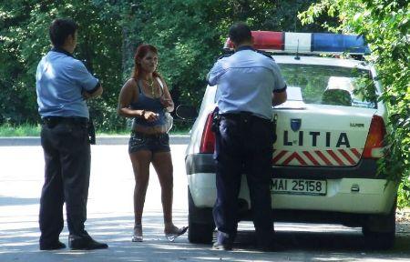 Prostituatele i-au umplut de purici pe poliţişti: „Săreau pe noi ca la fotbal”