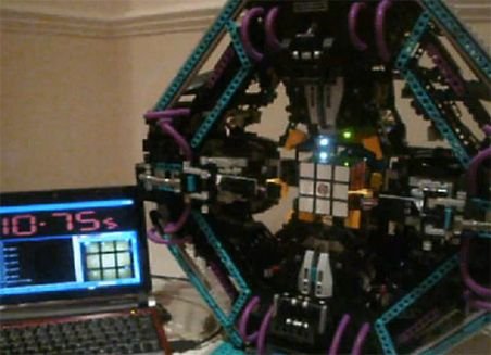 Un robot făcut din lego şi un telefon mobil deţine un record mondial. Vezi ce a reuşit să facă în nici 6 secunde 