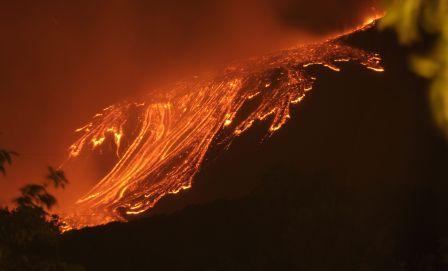 Vulcanul Etna a erupt pentru a 17-a oară în acest an. Aeroportul din Catania a fost închis