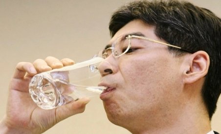 Demonstraţie extremă! Un parlamentar japonez a băut apă de la Fukushima în faţa presei