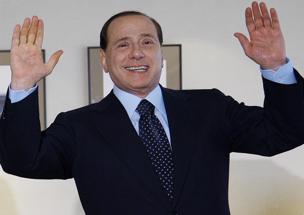 Berlusconi se gândeşte la demisie: şi-a băgat familia în şedinţă. Surse din partid neagă