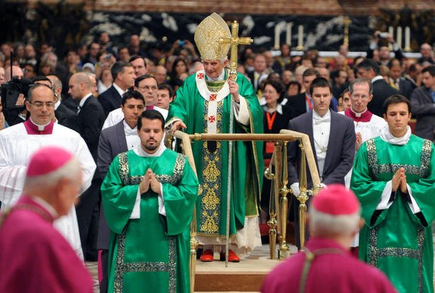The Telegraph: Papa Benedict al XVI-lea, chinuit de artroză