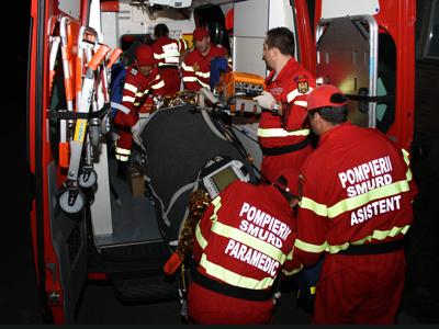 Sfârşit cumplit pentru un bărbat: a fost călcat de două maşini, iar ambulanţa a uitat de el