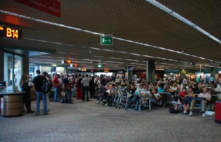 Un român a fost tâlhărit de trei italieni, pe aeroportul din Roma. Imagini şocante din timpul jafului 