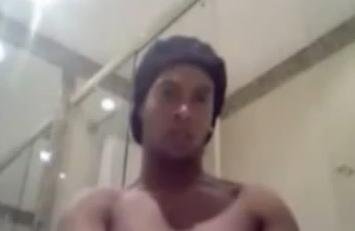 Ronaldinho „jonglează” în zone interzise: Antrenorul l-a ironizat după apariţia unui video compromiţător 