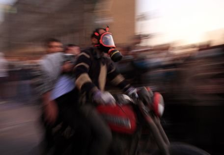 Un om a murit în urma luptelor dintre forţele de ordine şi manifestanţi în Cairo