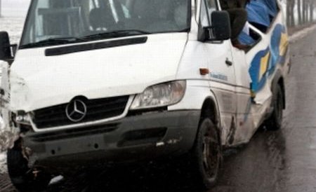 Microbuz implicat într-un accident grav pe DN1, la Ciolpani. Un om a murit