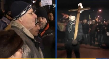 Proteste antiprezidenţiale la Cotroceni. Manifestanţii au fost legitimaţi şi trimişi acasă