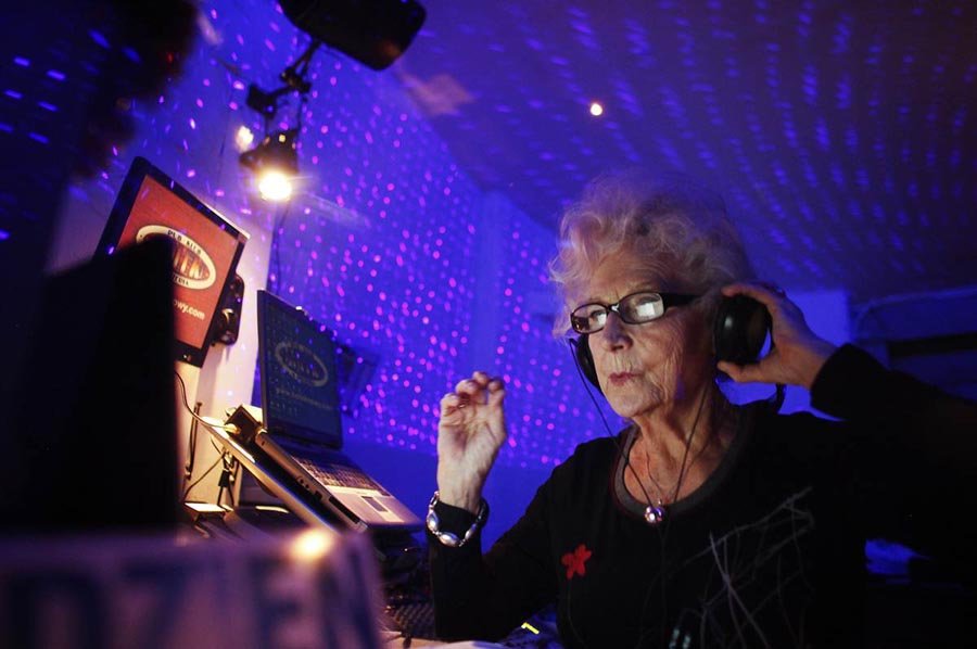 DK Wika este o bunică de 73 de ani care mixează toată noaptea într-un club din Varşovia 