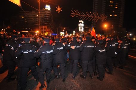 PROTESTE VIOLENTE ÎN BUCUREŞTI! Jandarmii au trimis oamenii acasă, după ce i-au amenințat cu folosirea forței