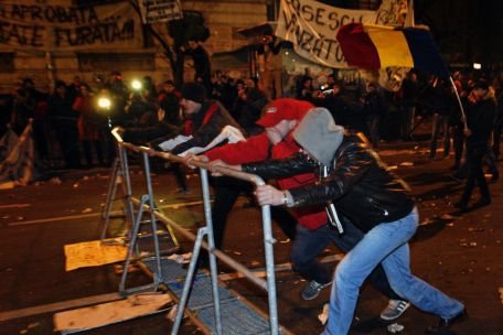 A trecut o săptămână de la cea mai violentă noapte de proteste din Bucureşti. VIDEO