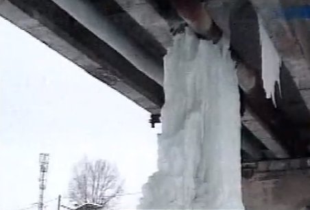 Coloane imense de gheaţă, formate sub un pod din Suceava