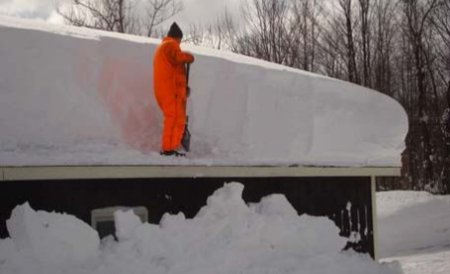 Urmările ninsorilor necontenite: Mai multe acoperişuri au cedat deja sub tonele de nămeţi
