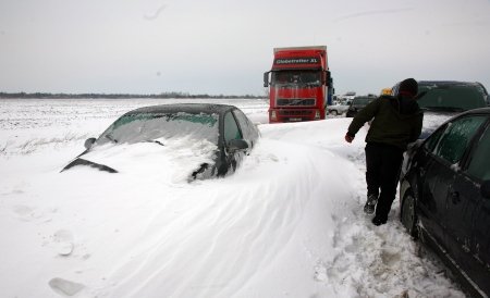 Peste 300 de maşini, blocate pe 3 drumuri judeţene din Arad. Rutele sunt închise din cauza zăpezii