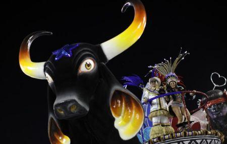 Un român, supranumit &quot;curcubeul uman&quot;, face senzaţie la Carnavalul de la Rio