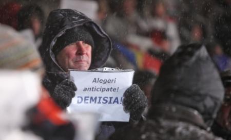 Românii din sute de oraşe din ţară continuă protestele împotriva lui Traian Băsescu