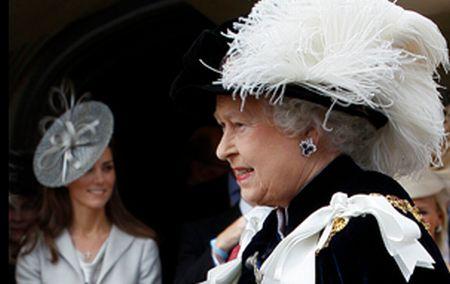 Regina Angliei se comportă ca o soacră: Kate Middleton e prostănacă, leneşă şi cheltuitoare