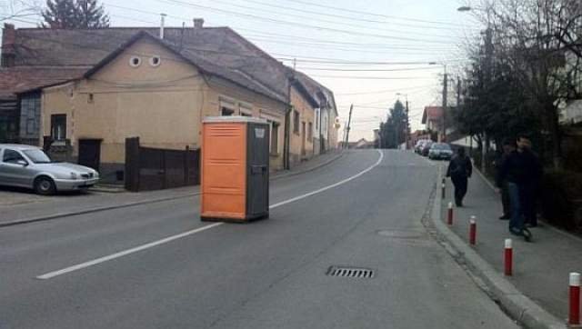 Cine-a pus toaleta-n drum? Circulația de pe o stradă din Cluj a fost &quot;perturbată&quot; de o toaletă publică